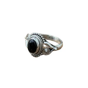 Mini anillo ovalado de ónix negro de Plata de Ley 925, hermosos y bonitos anillos de boda de piedras preciosas para mujeres fabricados en la India - Product Image 1