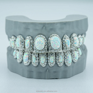 Grillz dentaires personnalisés en moissanite, ensemble complet (supérieur et inférieur), style 'Iced Open Face', coupe princesse opale, en argent 925 et or, bijoux dentaires - Product Image 1