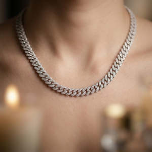 Cadena cubana de alta calidad con incrustaciones de circonitas, tono oro blanco, estilo frío y elegante. - Product Image 5