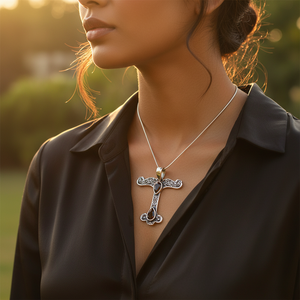 Pendentifs religieux faits main en argent 925 pour femmes, avec croix en grenat, rhodium, diamant et perle comme pierres principales - Product Image 3