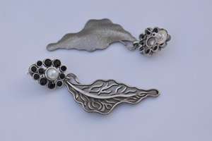 ต่างหูทองเหลืองแบบแฮนด์เมดสำหรับผู้หญิงและผู้หญิงสินค้ามาใหม่ทำด้วยมือสีเงินมีลักษณะคล้ายกัน - Product Image 3