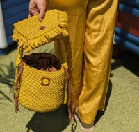 Panier en raphia tressé fait main avec fleurs et patch en cuir pour accessoires de mode de luxe, utilisation en extérieur