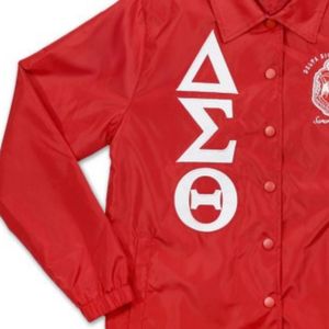 Veste Delta DST Sigma Theta Coachh Rouge 100% Polyester Logo brodé sur le devant Vêtements d'extérieur légers et imperméables Vêtements de sororité - Product Image 4