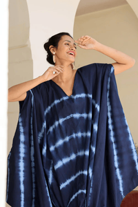 Robe à col bénitier en coton teinté indigo brodée à la main avec poches à encolure boutonnière légère pour station de vacances - Product Image 3