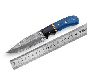 มีดใบตายเหล็กดามัสกัสฟอร์จ พร้อมปลอกใส่แนวตั้ง ด้ามไม้ปักกะ ปลายด้ามทำจากเขา สำหรับล่าสัตว์และตั้งแคมป์ ผลิตโดย OEM Nordic Forge - Product Image 1