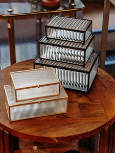 Boîte à bijoux en laiton et verre de couleur or à deux supports de forme carrée avec un design simple et de haute qualité disponible à bas prix - Product Image 2