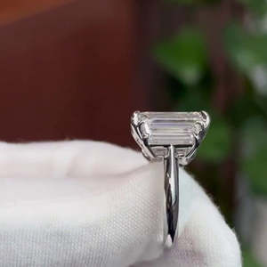 Bague de fiançailles à trois pierres en émeraude certifiée IGI, diamant cultivé en laboratoire 15,00 carats, D-E-F VVSVS - Product Image 4