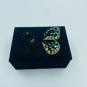 Sacs fourre-tout promotionnels en coton noir avec motif papillon, personnalisables, forme variée, brodés à la main, sans impression - Product Image 1