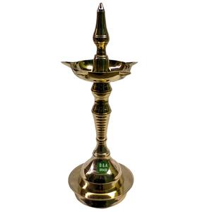 Fantaisie Kerala en laiton de haute qualité avec finition polonaise dorée brillante pour la décoration intérieure des temples et des églises pendant les célébrations de Diwali. - Product Image 1