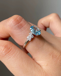 Anillo de Compromiso y Matrimonio de Lujo con Diamante Azul Ovalado de 3.51CT Cultivado en Laboratorio, Oro de 14k con Halo de Rodio, Certificado IGI - Product Image 2