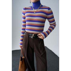 Suéter Colorido con Cuello Alto en Turquesa y Morado - Product Image 3