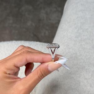Anillo de Diamante Cultivado en Laboratorio con Corte Radiante de 9.00 Quilates, Halo Pavé y Aro Dividido, Certificado IGI, Oro Blanco de 18k, Certificado IGI Promise - Product Image 5