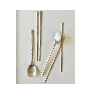 Juego de cubiertos de acero plateado Asas de diseñador Diseño simple Precio económico para hoteles Restaurantes Comida superior de metal duradero - Product Image 5