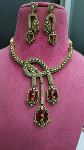 Collar Polki de Lujo de Primera Calidad con Hermosos Aretes, Diseño Único y Moderno que Complementa Tanto la Ropa Étnica como la Occidental - Product Image 4