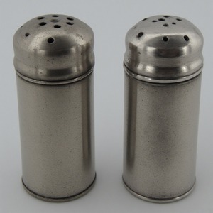 Moulin à sel et à poivre en bois fabriqué à la main avec une finition noire mate rustique artisanale offrant un accent décoratif - Product Image 4