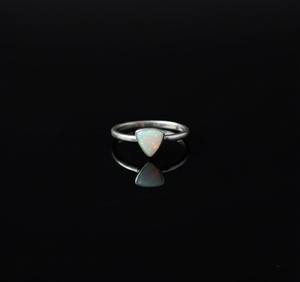 Anillo de Compromiso de Plata de Ley 925 de Estilo Vintage con Ópalo de Fuego Indio de Buena Calidad, Engaste de Canal con Incrustaciones para Niños Islámicos - Product Image 1