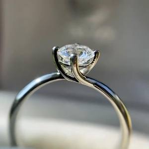 Anillo de compromiso de diamante cortado de 6mm | Acentos clásicos de solitario | Joyería fina de Boda nupcial chapada en oro de 18 quilates de plata esterlina personalizada - Product Image 3