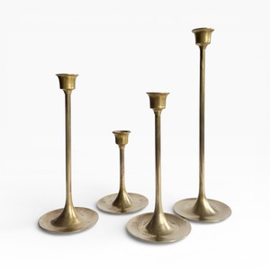 Paire de bougeoirs en laiton antique hauts avec un design traditionnel fin et une base ronde pour une décoration intérieure classique - Product Image 4