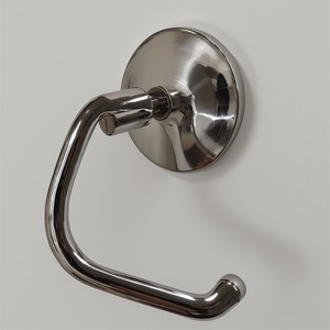 Soporte de papel higiénico montado en la pared de latón Premium con detalles grabados Trabajo artesanal que ofrece acento decorativo para baños - Product Image 1