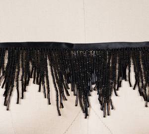 Flecos de Cuentas Negras, Adorno de Cuentas Sofisticado, 3.5 Pulgadas de Alto - Product Image 1