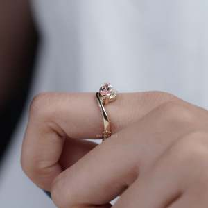 Bague de fiançailles pour femme en diamant rose fantaisie taille marquise certifié IGI, design bypass avec pavé de pierres latérales - Product Image 6