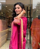 En stock – Nouveauté : Robe de soirée d'hiver pour femme, style pakistanais, en fausse fourrure, manches mi-longues, avec broderie personnalisée et bordure en dentelle ornée de pierres.