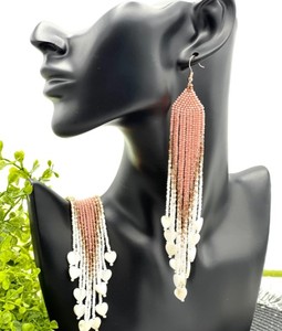 Pendientes de flecos largos de alta calidad con elementos de corazón |   Flecos con Cuentas y Corazones de Concha - Product Image 1