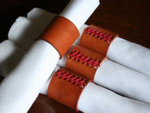 Anneaux de serviette en cuir élégants pour la mise en place de la table à manger dans une ferme rustique, finition brun foncé de qualité supérieure - Product Image 4