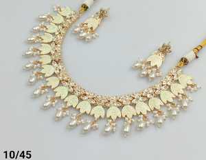 Collier ras du cou indien fantaisie traditionnel Kudan goutte et Motipearl ton or Meenakari Kundan perle avec ensemble de boucles d'oreilles assorties femmes - Product Image 4