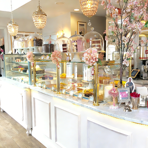 متجر حلويات راقية يعرض علب عرض زجاجية مزينة بالذهب وحوامل كيك زجاجية - Product Image 6