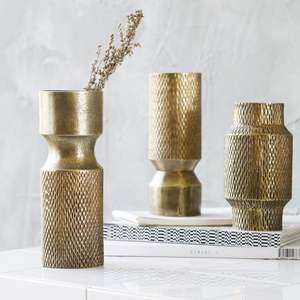 Elegante florero de metal para la decoración moderna del hogar, que añade un encanto elegante a los espacios habitables de hoy con gracia. - Product Image 2