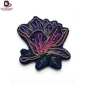 Badges perlés colorés, embellissement par perles, design décoratif élégant pour accessoires vestimentaires et projets créatifs. - Product Image 1