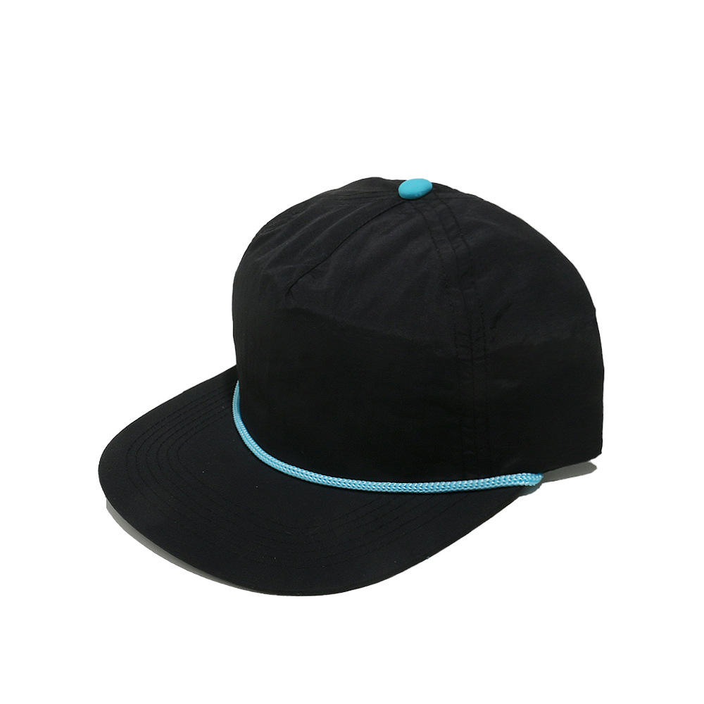 สีดำกับเชือกสีน้ำเงิน