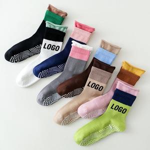Chaussettes de yoga pour hommes en gros, OEM, double revers, avec grip, personnalisées, mi-mollet, color-block, en silicone antidérapant, respirantes, en maille, pour Pilates - Product Image 4