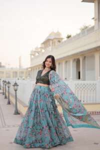 Lehenga Choli de Seda con Diseños Modernos y Detalles en Foil, Ropa Tradicional India para Bodas y Fiestas, Vestimenta India y Pakistaní - Product Image 3
