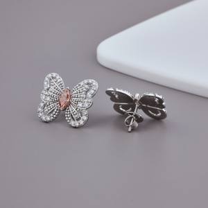 Boucles d'oreilles clous en diamant de laboratoire en forme de papillon avec pierre centrale rose taille marquise, plaqué rhodium, couleur or multi-tons 18 carats - Product Image 3