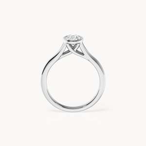Anillo de Compromiso con Bisel Ovalado - Anillo de Diamantes - Product Image 4