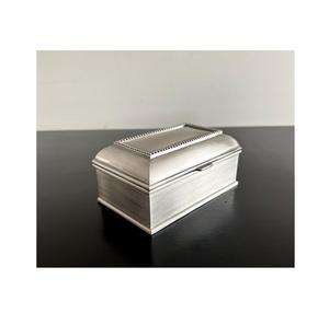 Boîte à bonbons décorative en métal de qualité supérieure avec finition royale, idéale pour les anniversaires de mariage et les besoins de cadeaux de fête - Product Image 1