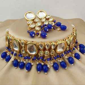 Magnifique ensemble de tour de cou Kundan indien traditionnel pour les festivals et les mariages pour femmes comprenant un collier et des boucles d'oreilles en laiton - Product Image 4