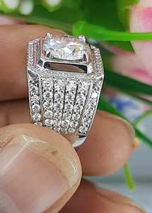 Anillo de compromiso y aniversario para hombre con moissanita redonda de 3.00 quilates y halo, de plata de ley 925 y oro amarillo - Product Image 3