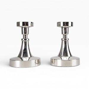 Porte-bougie en métal compact finition argent brillant, paire avec base large pour une décoration de table moderne et élégante - Product Image 1
