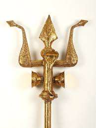 La Trisula consiste en tres puntas afiladas que se elevan majestuosamente desde un eje central. - Product Image 5