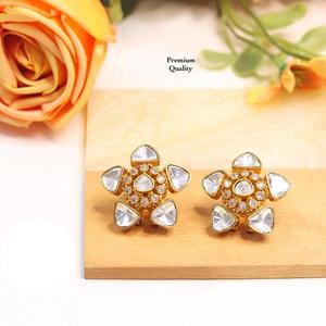 Pendientes Clásicos de Alta Calidad con Acabado Dorado y Aspecto de Piedras para Mujeres y Niñas, Colección para Bodas y Fiestas - Product Image 1