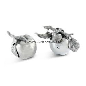 Ensemble de moulin à sel et à poivre en métal de premier ordre avec un design en forme de fruits d'inspiration vintage fini argent pour une décoration de cuisine rustique - Product Image 2
