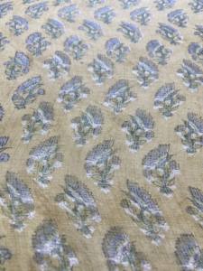 Tela de Algodón Beige Pequeña con Estampado Floral Minimalista Hecho a Mano - Product Image 3