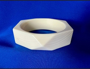 Elegantes brazaletes de resina de corte geométrico para mujer, accesorios de moda y ropa con diseño único - Product Image 4