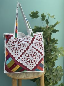 Sac fourre-tout matelassé en coton fait à la main pour femmes Patchwork à motifs personnalisés imprimé pour un usage quotidien et voyage-cadeau parfait - Product Image 4