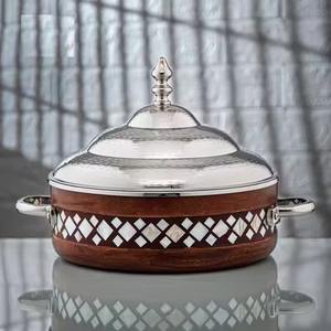 Casserole en métal de conception arabe avec couvercle offrant confort et contrôle pendant la cuisson des repas - Product Image 3