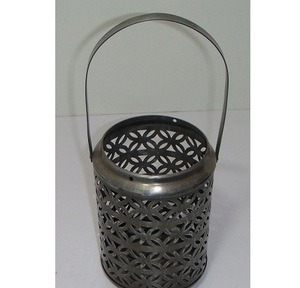 Porte-bougie en métal géométrique nordique, lanterne à bougie en maille de fer argentée antique avec poignée pour centre de table de mariage - Product Image 1