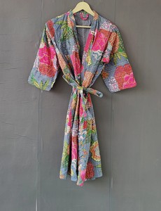 ชุดคลุมอาบน้ำผ้าฝ้ายอินเดียทำมือ ลายคันธา พิมพ์ดิจิทัล ลายบล็อก ผ้าควิลท์ ยาวคลุมเท้า คอวี ชุดนอนสำหรับผู้หญิง - Product Image 2